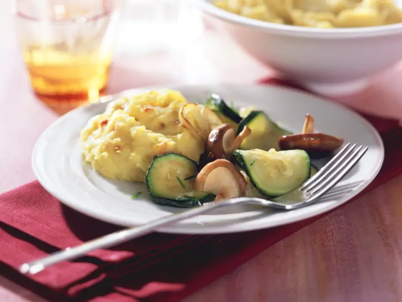 Zwiebel-Kartoffelpüree mit Zucchini-Shiitake-Gemüse