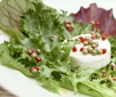 Ziegenkäse mit Pfeffer-Vinaigrette auf Blattsalat
