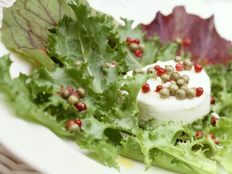Ziegenkäse mit Pfeffer-Vinaigrette auf Blattsalat