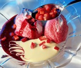 Erdbeer-Sahne-Parfait mit zweierlei Saucen