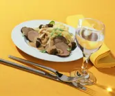Bandnudeln mit Rinderfiletscheiben und Portwein-Morchel-Sauce