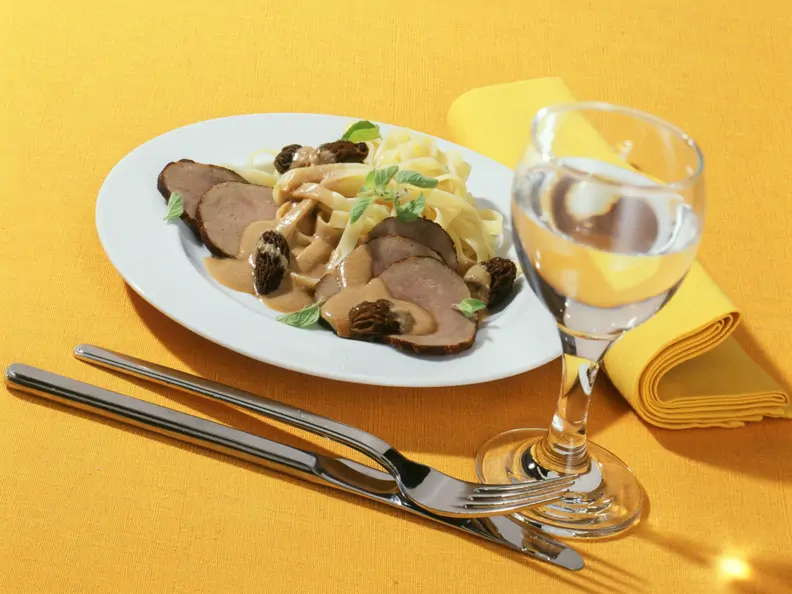 Bandnudeln mit Rinderfiletscheiben und Portwein-Morchel-Sauce