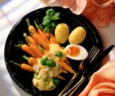 Möhren mit Sauce Hollandaise und Eihälften