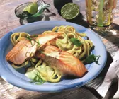 Gebratener Lachs mit Bandnudeln und Limetten-Hollandaise