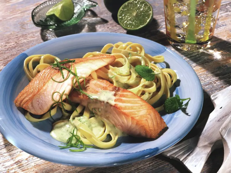 Gebratener Lachs mit Bandnudeln und Limetten-Hollandaise