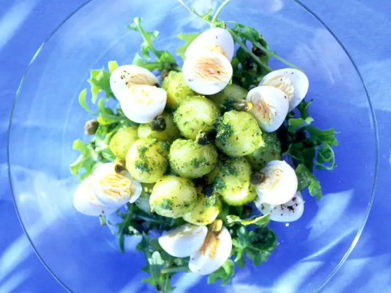 Pesto-Kartoffelsalat mit Wachteleiern