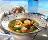 Safranbouillon mit Fischfilet und Gemüse