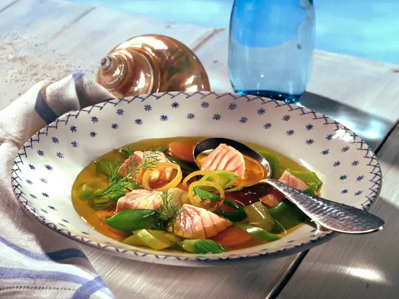 Safranbouillon mit Fischfilet und Gemüse