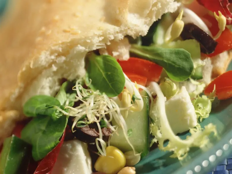 Gefülltes Fladenbrot mit Salat