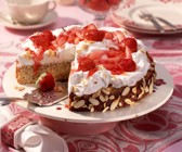 Nuss-Brot-Torte mit Vanillesahne und Rhabarber