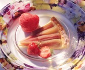 Rhabarbertarte mit Erdbeersorbet