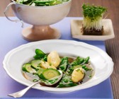 Grüne Suppe mit Safran-Schwemmklößchen
