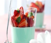 Waldmeister-Kefir-Creme mit marinierten Erdbeeren