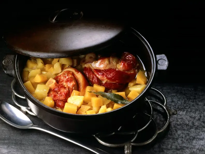 Eisbein mit Steckrüben und Kartoffeln