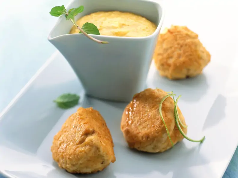 Lachsbällchen mit Ananas-Dipp