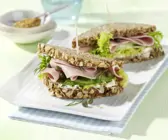Gurkensandwich mit Geflügelwurst