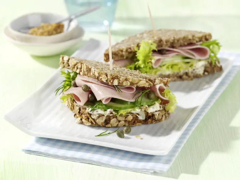 Gurkensandwich mit Geflügelwurst