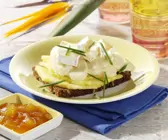 Geschmolzener Camembert auf Ananas-Bananen-Brot