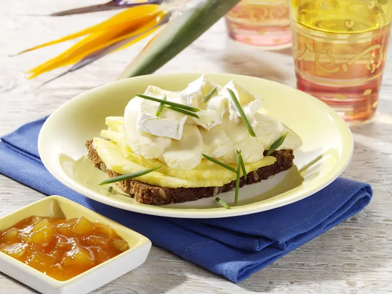 Geschmolzener Camembert auf Ananas-Bananen-Brot