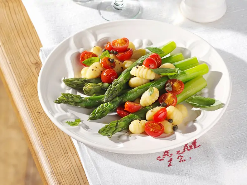 Gnocchi mit Spargel und Tomaten