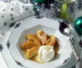 Joghurteis mit Äpfeln in Vanillebutter