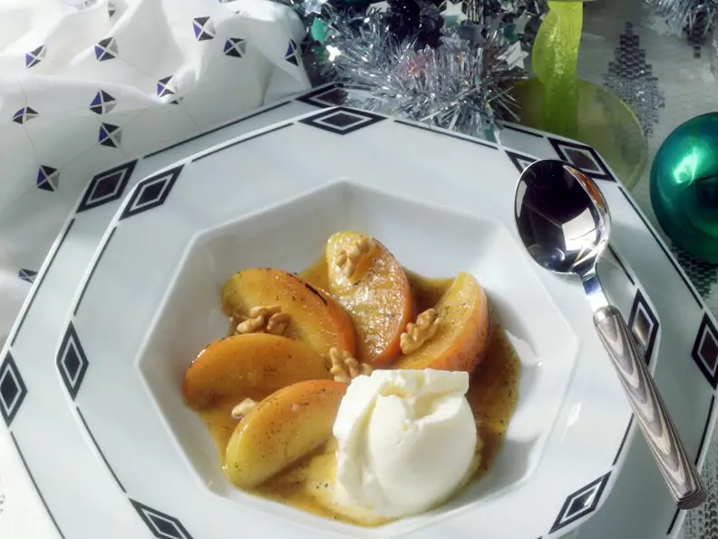 Joghurteis mit Äpfeln in Vanillebutter