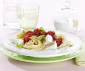 Knoblauch-Spaghetti mit Tomatensauce und Camembert