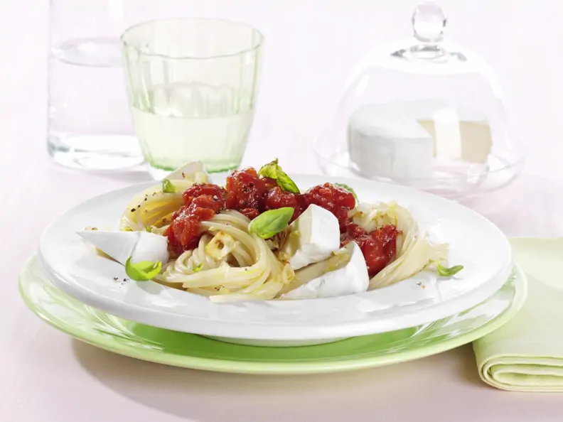 Knoblauch-Spaghetti mit Tomatensauce und Camembert