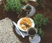 Gebratenes Perlhuhn mit Kartoffelstroh