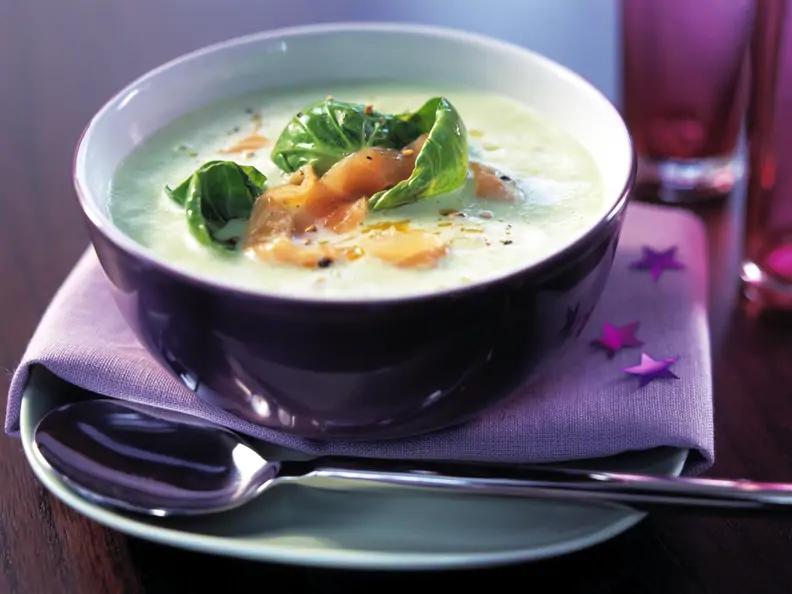 Rosenkohlcreme mit Räucherlachsstreifen