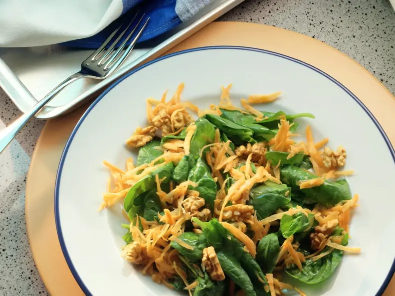 Spinatsalat mit Möhren und Walnüssen