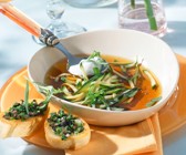 Zucchinisuppe mit Oliven-Crostini