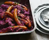 Gebratene Würstchen mit Blaukraut