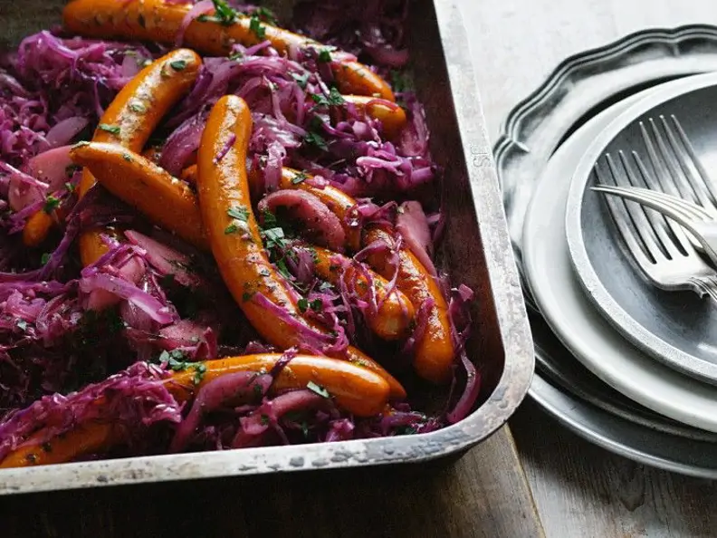 Gebratene Würstchen mit Blaukraut