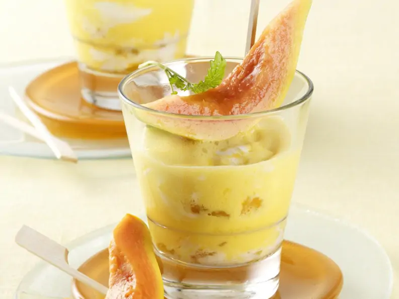 Eis-Shake mit Papaya-Spieß