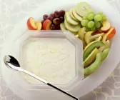 Joghurtspeise mit frischen Früchten und Honig