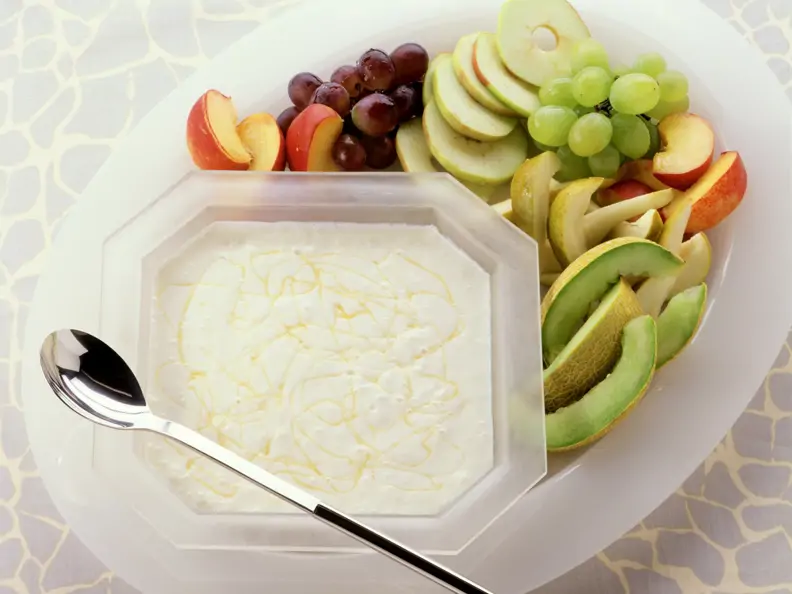 Joghurtspeise mit frischen Früchten und Honig