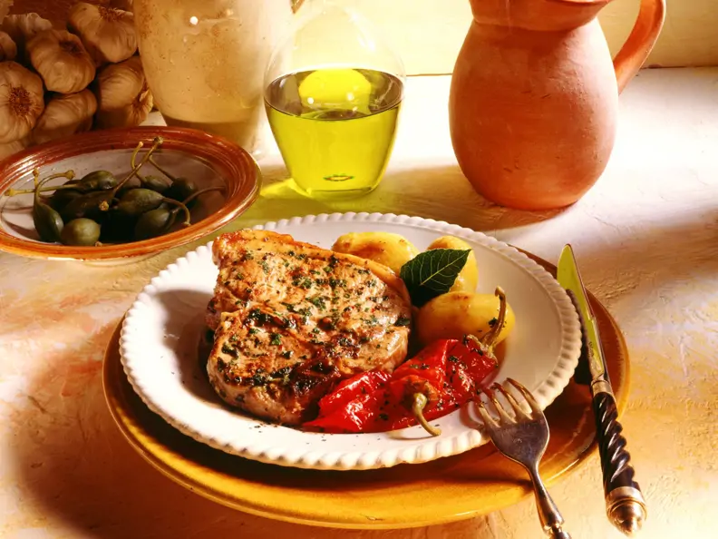 Marinierte Koteletts mit Spitzpaprika und gebratenen Lorbeerkartoffeln