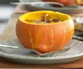 Kürbissuppe mit Kartoffeln und Parmaschinken im Kürbis