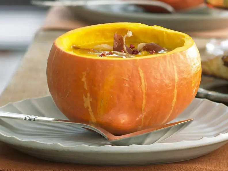 Kürbissuppe mit Kartoffeln und Parmaschinken im Kürbis