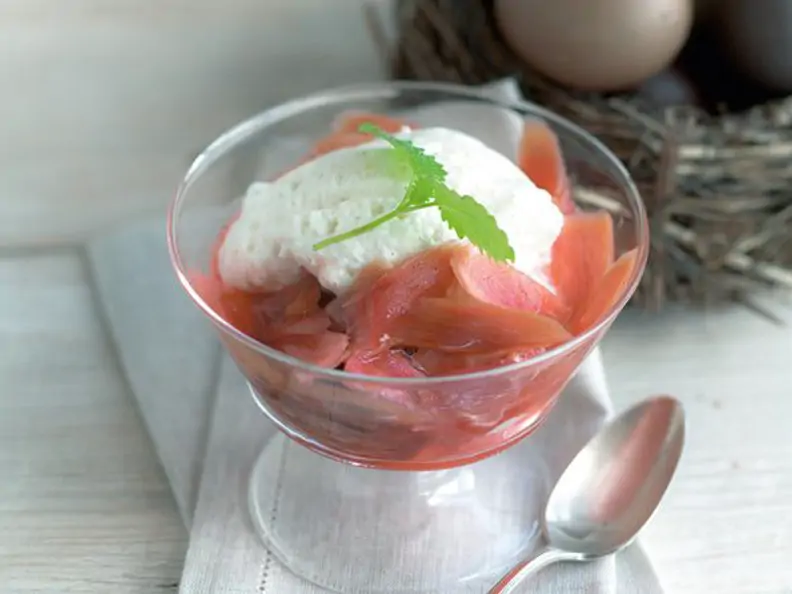 Quarkschaum mit Rhabarberkompott