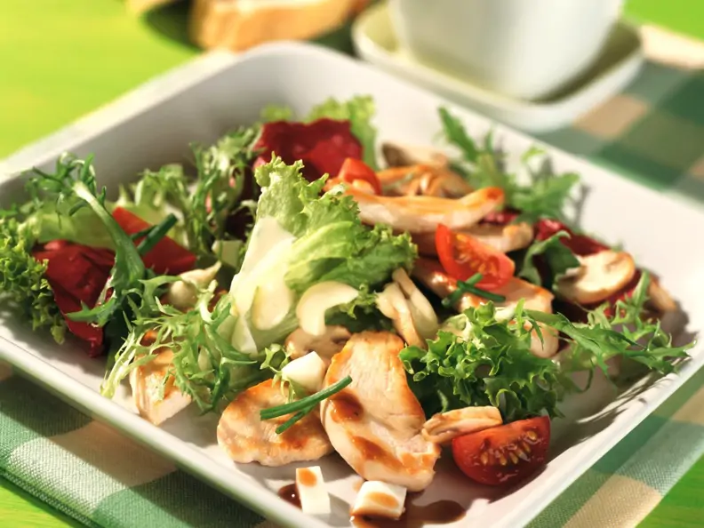 Blattsalat mit Hähnchenbrustfilet und Senf-Joghurt-Dressing