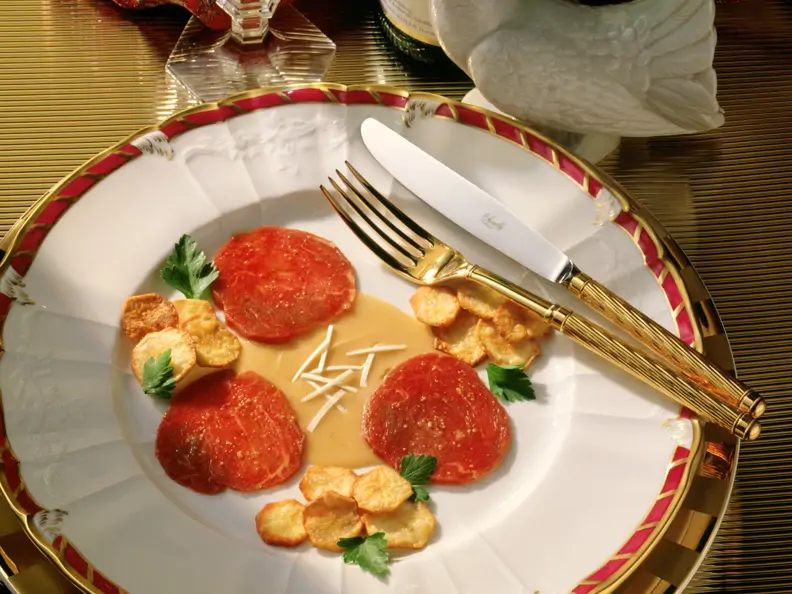 Mariniertes Rinderfilet mit Semmelkren und Topinambur