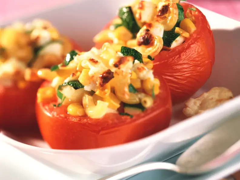 Überbackene Fleischtomaten mit Feta und Nudeln