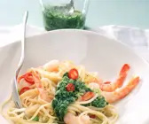 Spaghetti mit Sauerampfer-Pesto und Garnelen