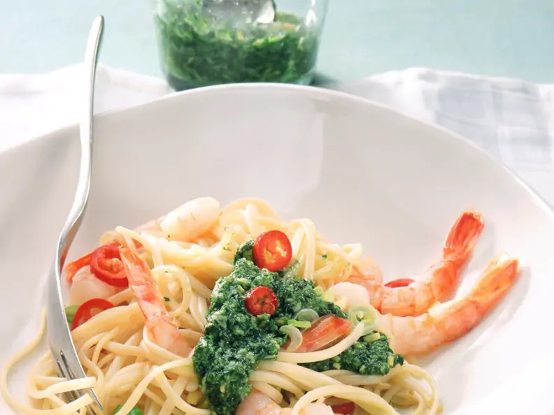 Spaghetti mit Sauerampfer-Pesto und Garnelen