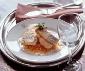 Zander auf der Haut gebraten mit roten Linsen