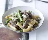 Pasta mit Rindfleisch, grünen Bohnen und Gorgonzola