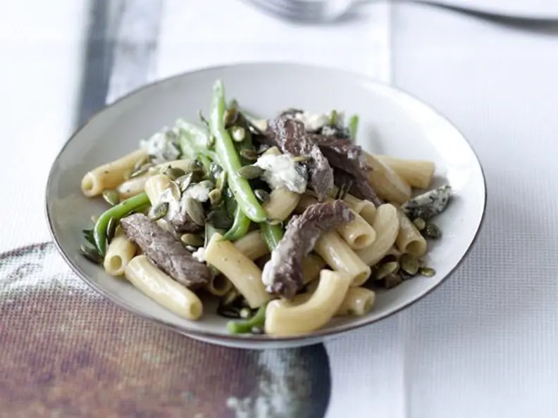 Pasta mit Rindfleisch, grünen Bohnen und Gorgonzola