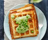 Gruyère-Waffeln mit Erbsensauce